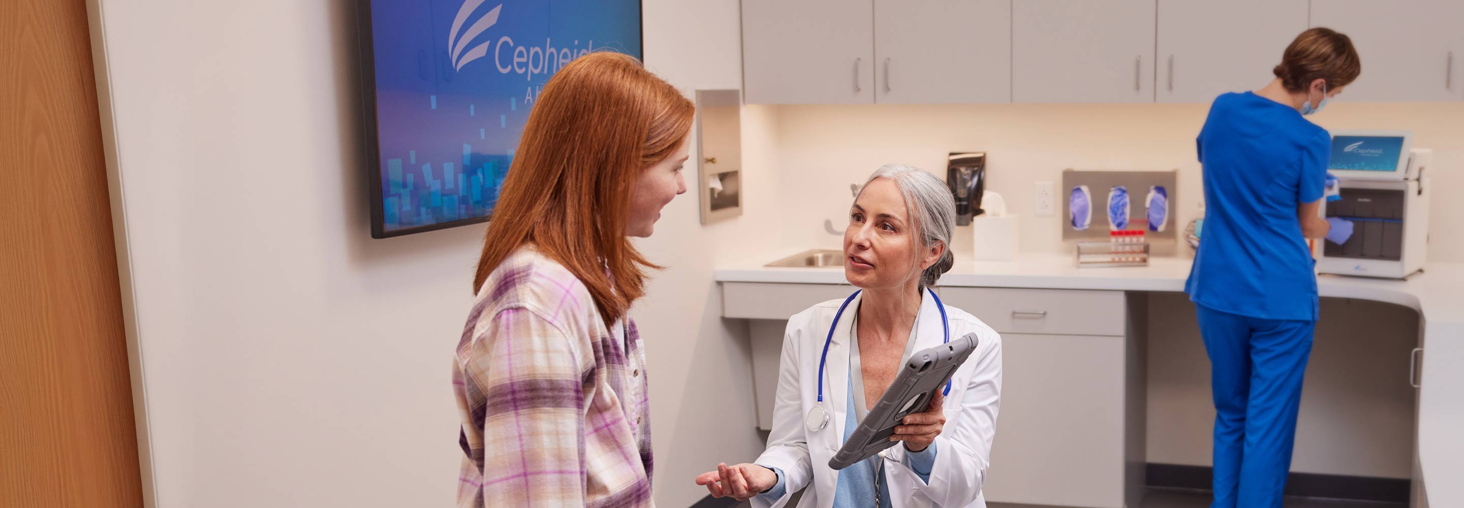 Médecin traitant un patient