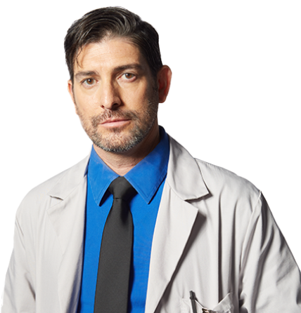 Uma imagem de um homem com uma roupa de laboratório